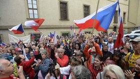 Odpůrci vládních opatření proti šíření koronaviru demonstrují na pražském Malostranském náměstí (7.6.2021).