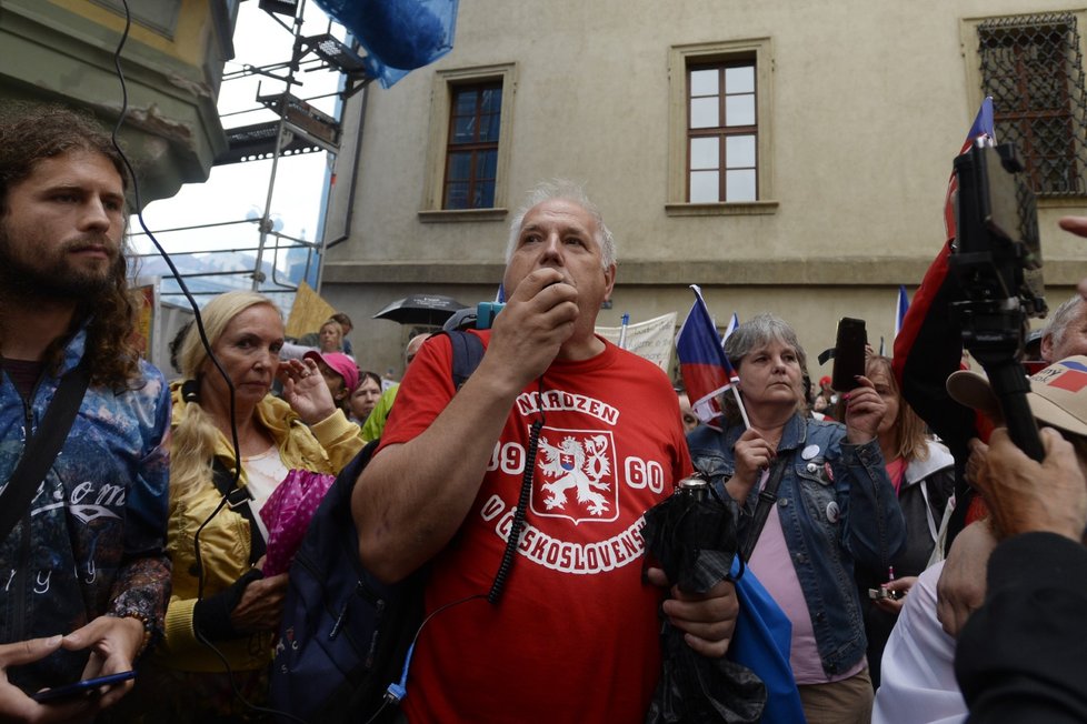 Odpůrci vládních opatření proti šíření koronaviru demonstrují na pražském Malostranském náměstí.