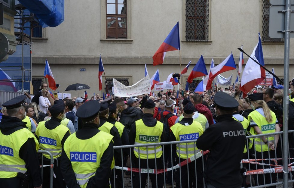 Odpůrci vládních opatření proti šíření koronaviru demonstrují na pražském Malostranském náměstí (7. 7. 2021).
