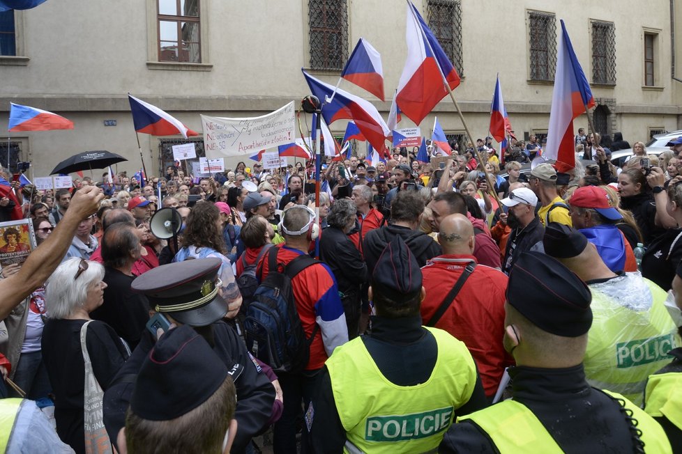 Odpůrci vládních opatření proti šíření koronaviru demonstrují na pražském Malostranském náměstí (7. 7. 2021).