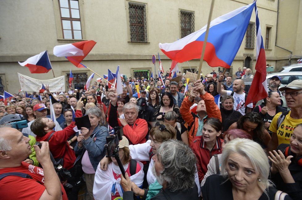 Odpůrci vládních opatření proti šíření koronaviru demonstrují na pražském Malostranském náměstí (7. 6. 2021)