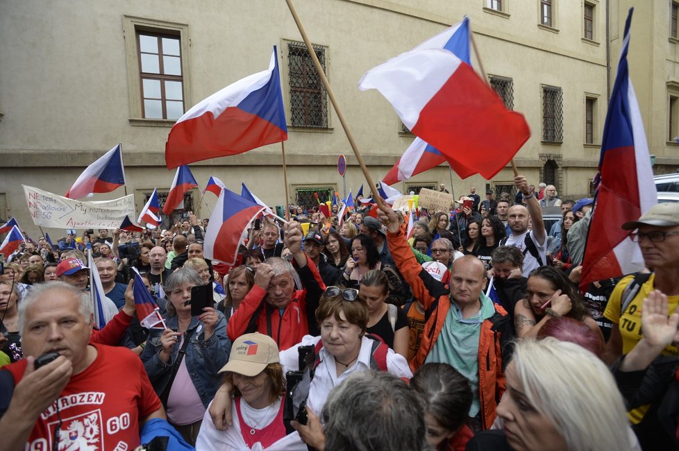 Odpůrci vládních opatření proti šíření koronaviru demonstrují na pražském Malostranském náměstí (7. 6. 2021)