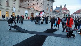 Satanistická demonstrace za odstoupení kardinála Duky, 1. listopadu, Hradčanské náměstí.