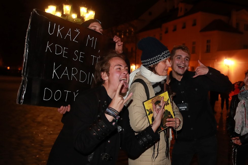 Satanistická demonstrace za odstoupení kardinála Duky, 1. listopadu, Hradčanské náměstí.