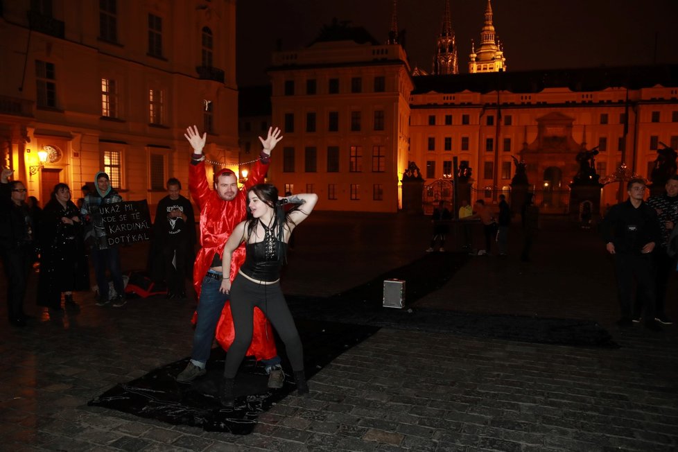 Satanistická demonstrace za odstoupení kardinála Duky, 1. listopadu, Hradčanské náměstí.