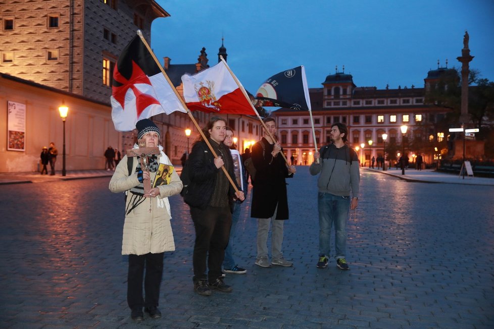 Satanistická demonstrace za odstoupení kardinála Duky, 1. listopadu, Hradčanské náměstí.
