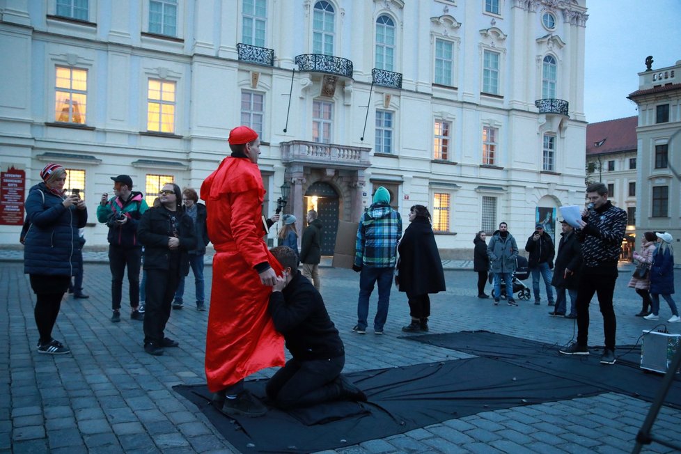 Satanistická demonstrace za odstoupení kardinála Duky, 1. listopadu, Hradčanské náměstí