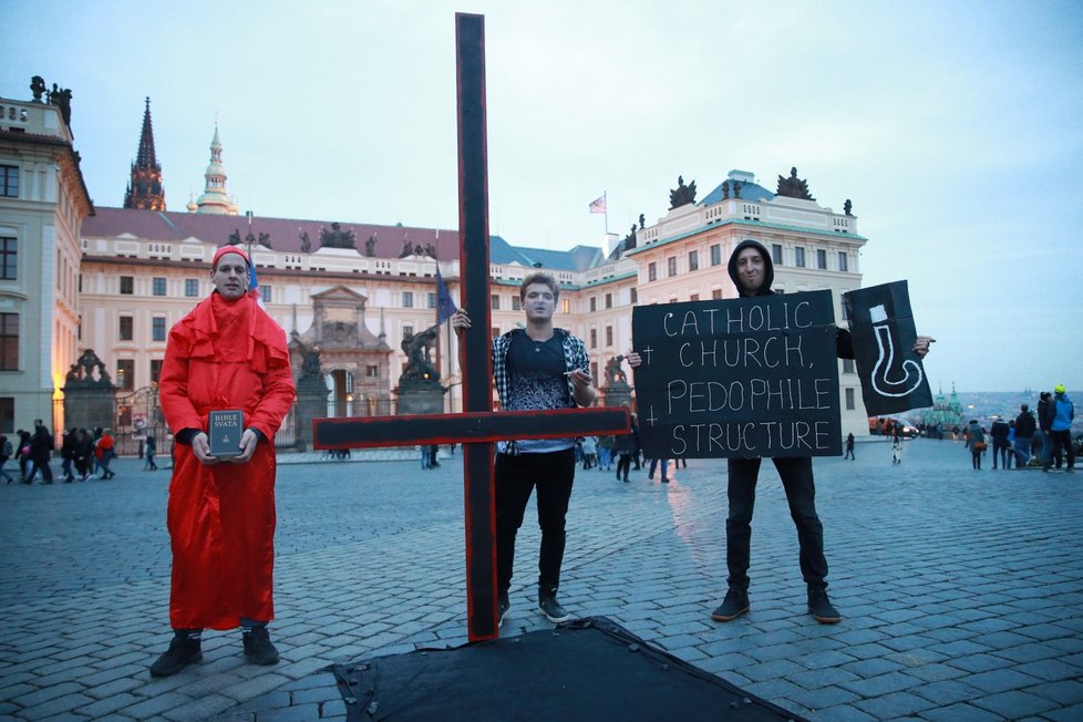 Satanistická demonstrace za odstoupení kardinála Duky, 1. listopadu, Hradčanské náměstí.