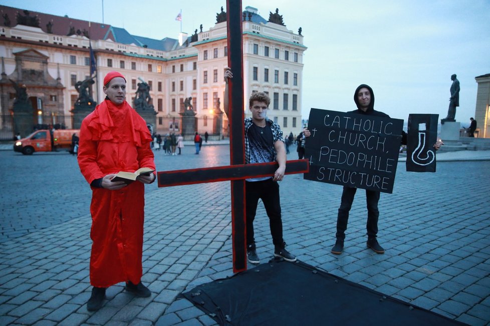 Satanistická demonstrace za odstoupení kardinála Duky, 1. listopadu, Hradčanské náměstí.