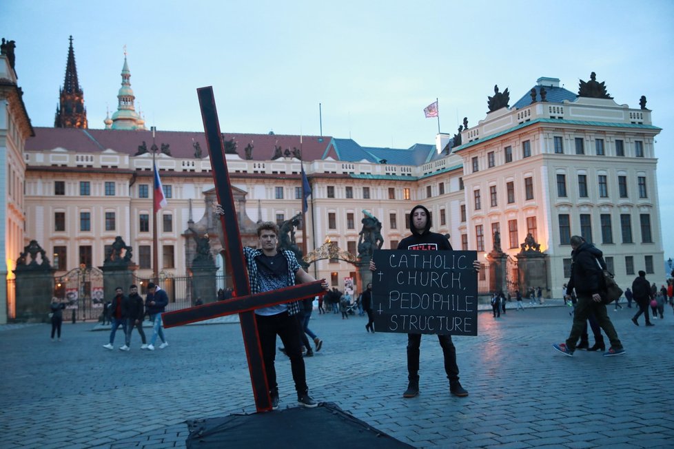 Satanistická demonstrace za odstoupení kardinála Duky, 1. listopadu, Hradčanské náměstí