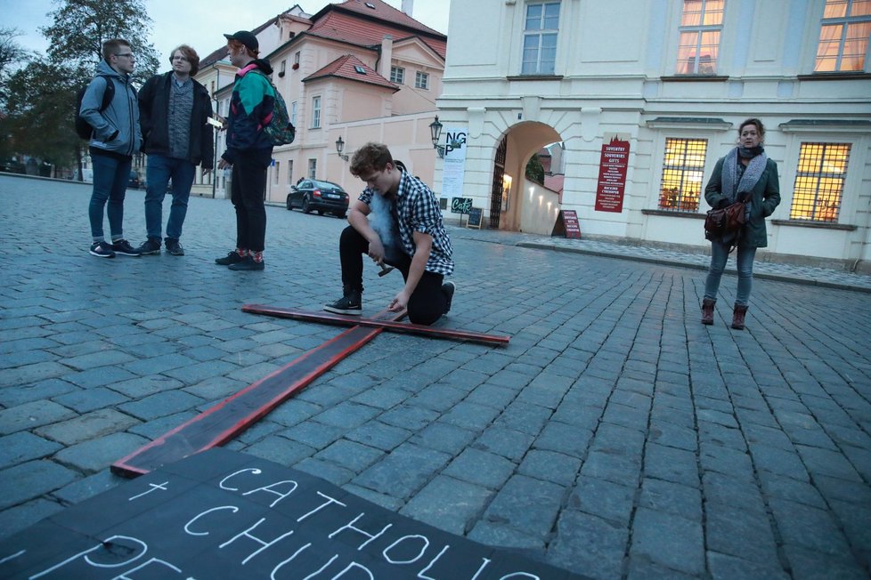 Satanistická demonstrace za odstoupení kardinála Duky, 1. listopadu, Hradčanské náměstí.