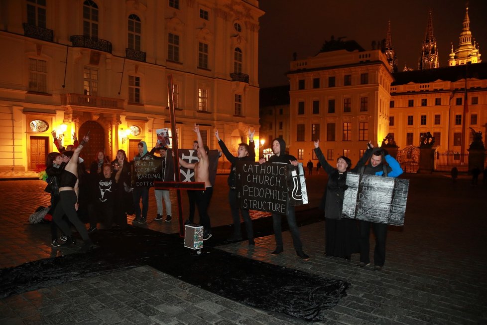 Satanistická demonstrace za odstoupení kardinála Duky, 1. listopadu, Hradčanské náměstí