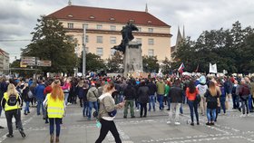 Několik stovek odpůrců vládních opatření proti šíření koronaviru se 27. září 2020 sešlo na pražském Palackého náměstí.
