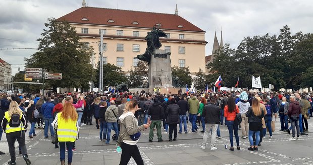 Několik stovek odpůrců vládních opatření proti šíření koronaviru se 27. září 2020 sešlo na pražském Palackého náměstí.