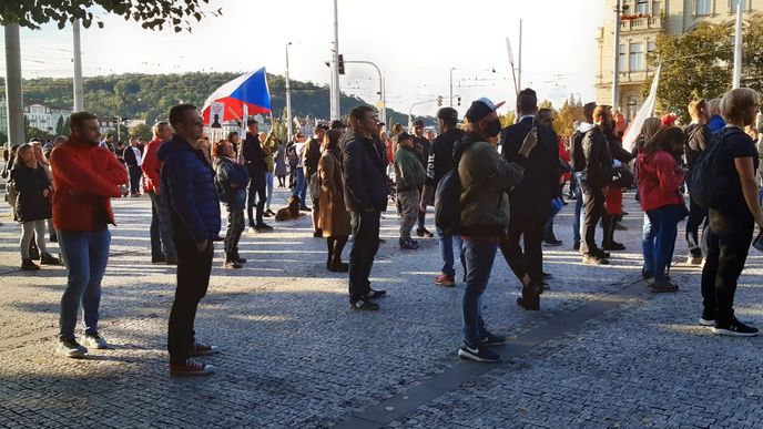 Několik stovek odpůrců vládních opatření proti šíření koronaviru se 27.září 2020 sešlo na pražském Palackého náměstí.