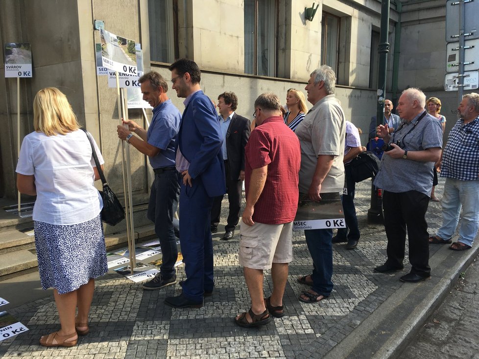 Demonstrace starostů za zvýšení počtu peněz, které by měly jít z rozpočtu na opravy silnic.