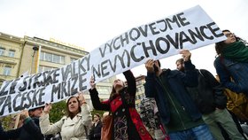 Demonstrace na podporu uprchlíků i proti uprchlíkům. Zastánci opačných názorů se potkali na Václavském náměstí.