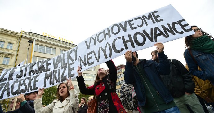 Demonstrace na podporu uprchlíků i proti uprchlíkům. Zastánci opačných názorů se potkali na Václavském náměstí.