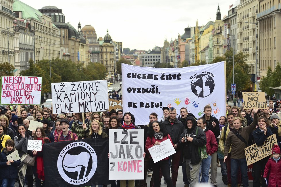 Demonstranti proti uprchlíkům i jejich názoroví odpůrci. Oba tábory se sešly na Václavském náměstí jen pár metrů od sebe.