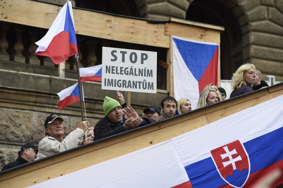 Demonstranti proti uprchlíkům, i jejich názoroví odpůrci. Oba tábory se sešly na Václavském náměstí jen pár metrů od sebe.