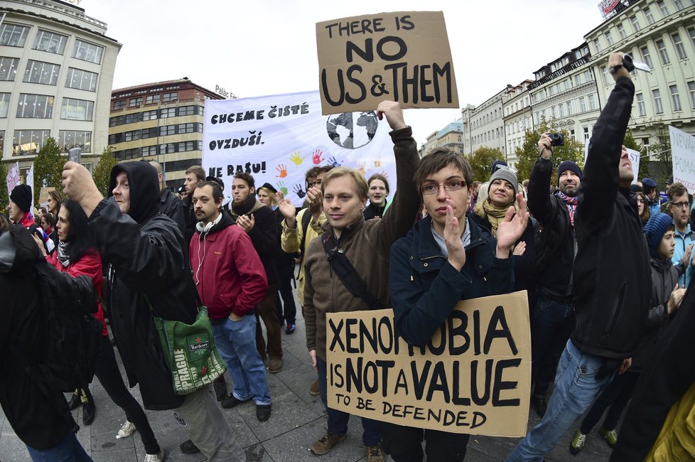 Demonstranti proti uprchlíkům, i jejich názoroví odpůrci. Oba tábory se sešly na Václavském náměstí jen pár metrů od sebe.