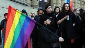 Stovky lidí v centru Prahy demonstrovaly za bezpečí pro členy LGBT+ komunity. Spouštěčem byla střelba u gay baru v Bratislavě.