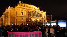 Stovky lidí v centru Prahy demonstrovaly za bezpečí pro členy LGBT+ komunity. Spouštěčem byla střelba u gay baru v Bratislavě.