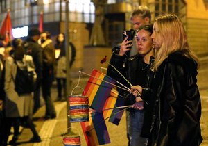 Stovky lidí v centru Prahy demonstrovaly za bezpečí pro členy LGBT+ komunity. Spouštěčem byla střelba u gay baru v Bratislavě.
