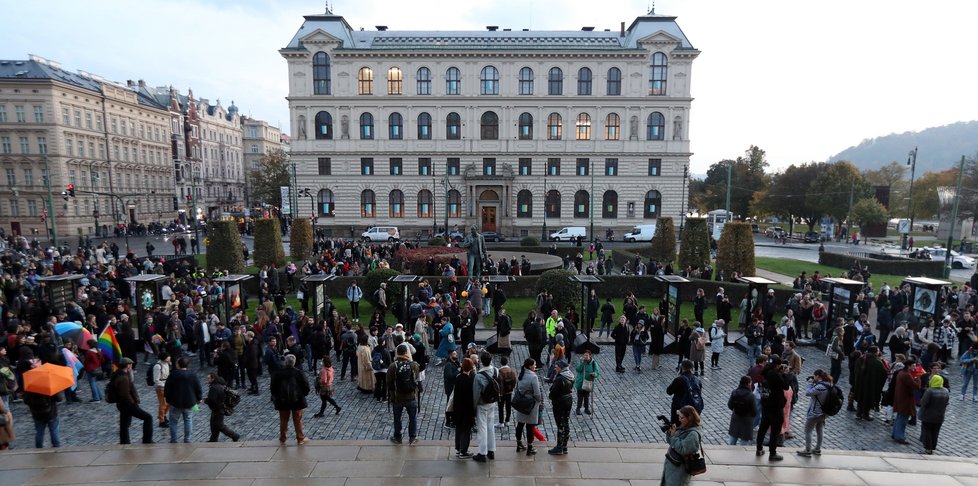 Stovky lidí v centru Prahy demonstrovaly za bezpečí pro členy LGBT+ komunity. Spouštěčem byla střelba u gay baru v Bratislavě. (21. říjen 2022)