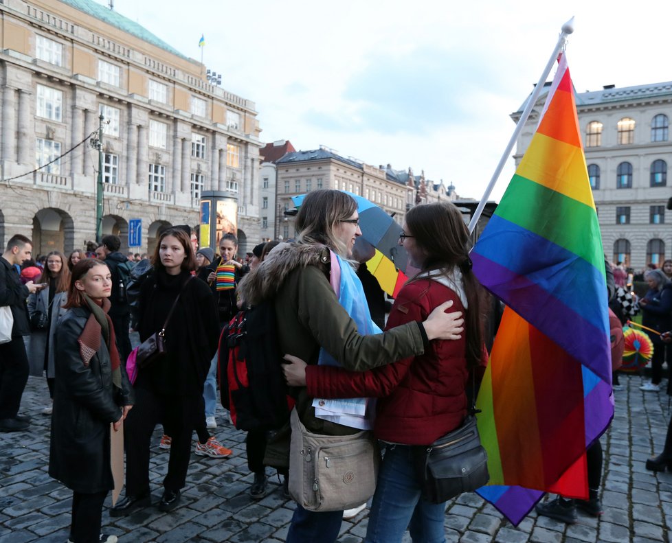 Stovky lidí v centru Prahy demonstrovaly za bezpečí pro členy LGBT+ komunity. Spouštěčem byla střelba u gay baru v Bratislavě.
