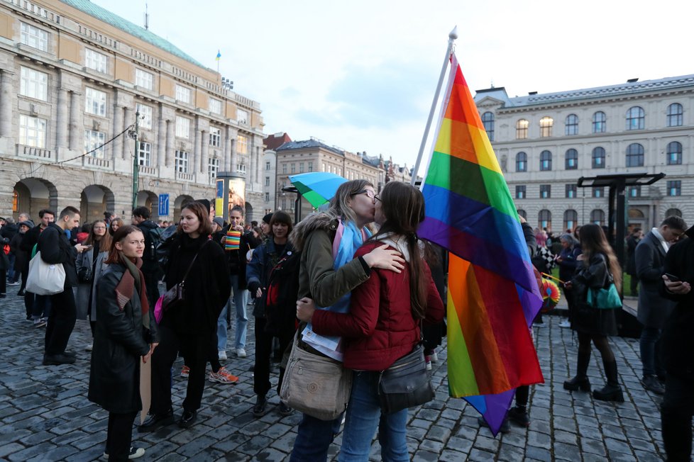 Stovky lidí v centru Prahy demonstrovaly za bezpečí pro členy LGBT+ komunity. Spouštěčem byla střelba u gay baru v Bratislavě.