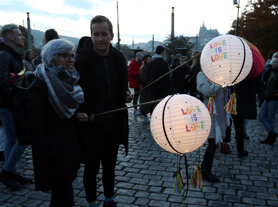 Stovky lidí v centru Prahy demonstrovaly za bezpečí pro členy LGBT+ komunity. Spouštěčem byla střelba u gay baru v Bratislavě. (21. říjen 2022)