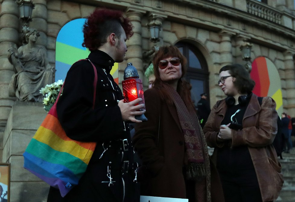 Stovky lidí v centru Prahy demonstrovaly za bezpečí pro členy LGBT+ komunity. Spouštěčem byla střelba u gay baru v Bratislavě. (21. říjen 2022)