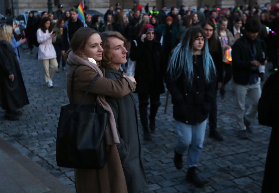 Stovky lidí v centru Prahy demonstrovaly za bezpečí pro členy LGBT+ komunity. Spouštěčem byla střelba u gay baru v Bratislavě.