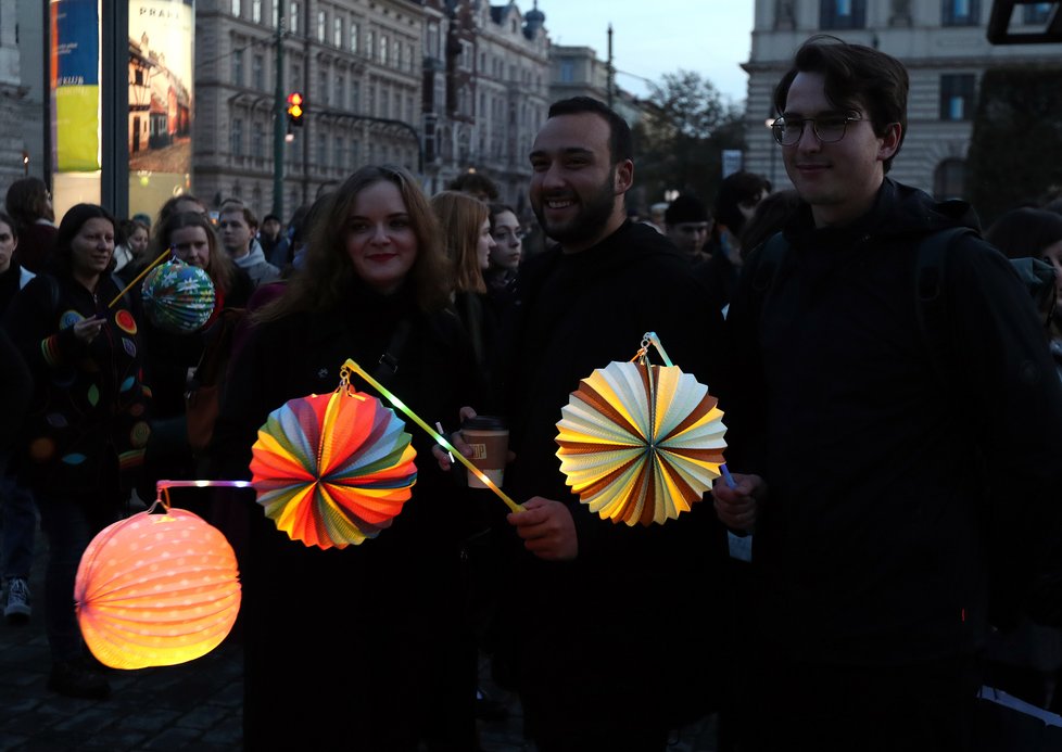 Stovky lidí v centru Prahy demonstrovaly za bezpečí pro členy LGBT+ komunity. Spouštěčem byla střelba u gay baru v Bratislavě. (21. říjen 2022)