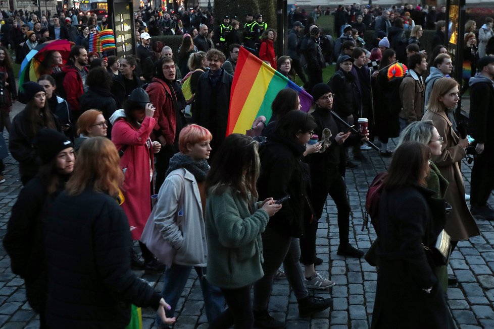 Stovky lidí v centru Prahy demonstrovaly za bezpečí pro členy LGBT+ komunity. Spouštěčem byla střelba u gay baru v Bratislavě. (21. říjen 2022)