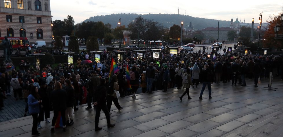 Stovky lidí v centru Prahy demonstrovaly za bezpečí pro členy LGBT+ komunity. Spouštěčem byla střelba u gay baru v Bratislavě. (21. říjen 2022)