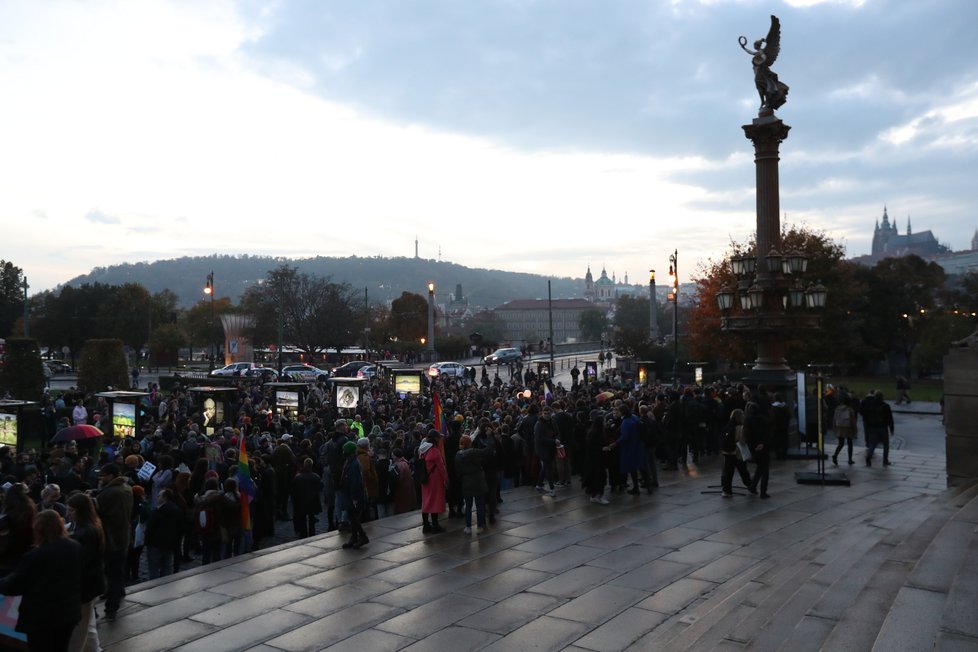 Stovky lidí v centru Prahy demonstrovaly za bezpečí pro členy LGBT+ komunity. Spouštěčem byla střelba u gay baru v Bratislavě. (21. říjen 2022)