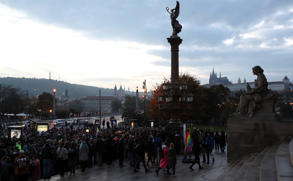 Stovky lidí v centru Prahy demonstrovaly za bezpečí pro členy LGBT+ komunity. Spouštěčem byla střelba u gay baru v Bratislavě. (21. říjen 2022)