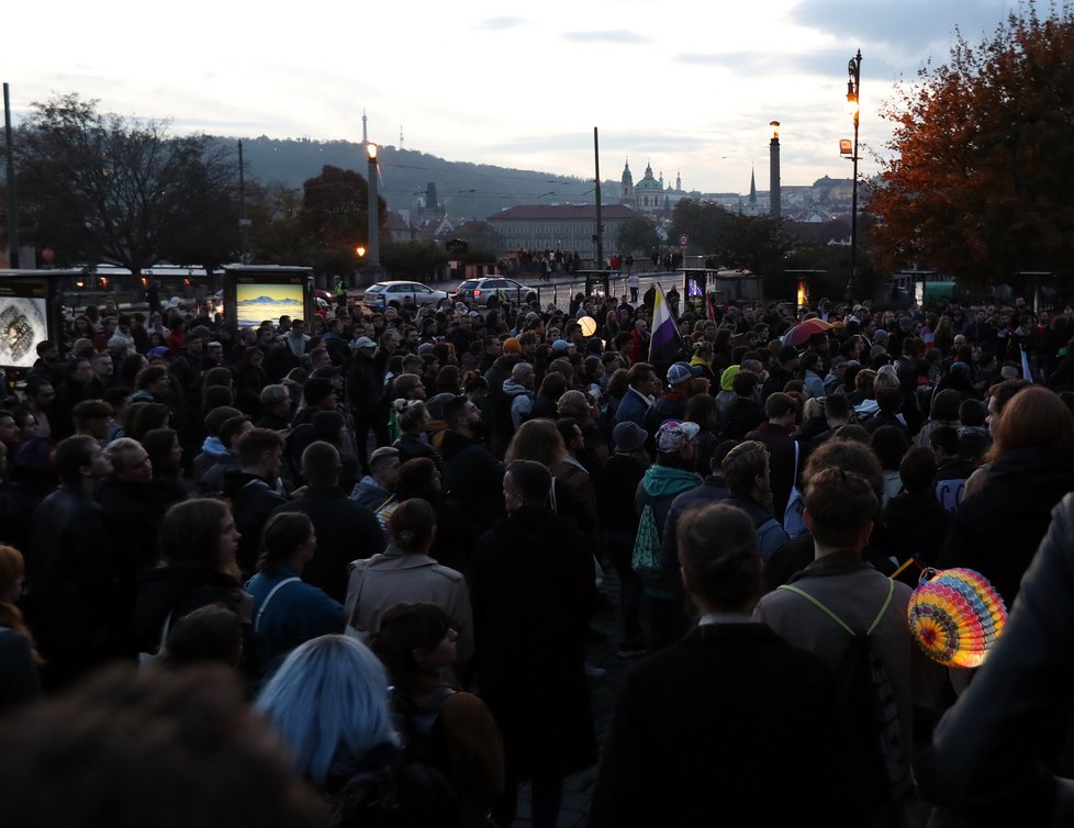 Stovky lidí v centru Prahy demonstrovaly za bezpečí pro členy LGBT+ komunity. Spouštěčem byla střelba u gay baru v Bratislavě. (21. říjen 2022)