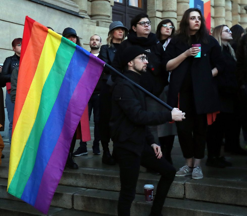 Stovky lidí v centru Prahy demonstrovaly za bezpečí pro členy LGBT+ komunity. Spouštěčem byla střelba u gay baru v Bratislavě. (21. říjen 2022)