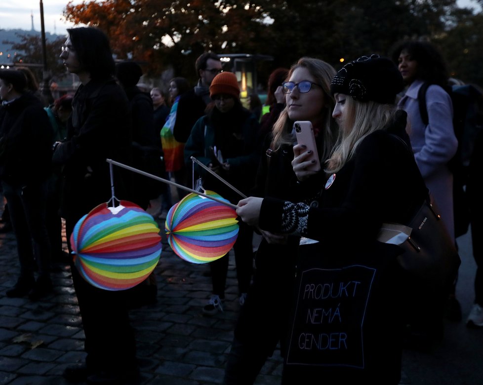 Stovky lidí v centru Prahy demonstrovaly za bezpečí pro členy LGBT+ komunity. Spouštěčem byla střelba u gay baru v Bratislavě. (21. říjen 2022)