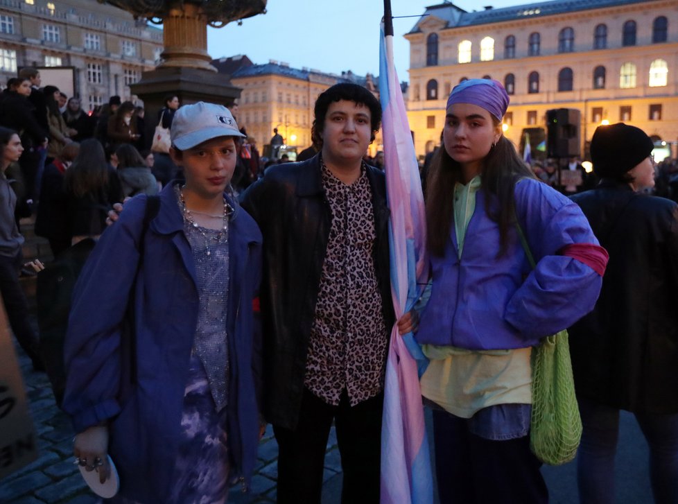 Stovky lidí v centru Prahy demonstrovaly za bezpečí pro členy LGBT+ komunity. Spouštěčem byla střelba u gay baru v Bratislavě. (21. říjen 2022)