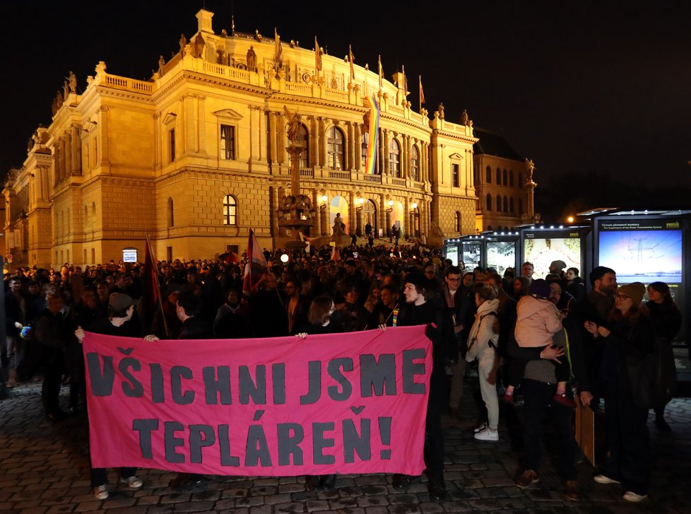 Stovky lidí v centru Prahy demonstrovaly za bezpečí pro členy LGBT+ komunity. Spouštěčem byla střelba u gay baru v Bratislavě.