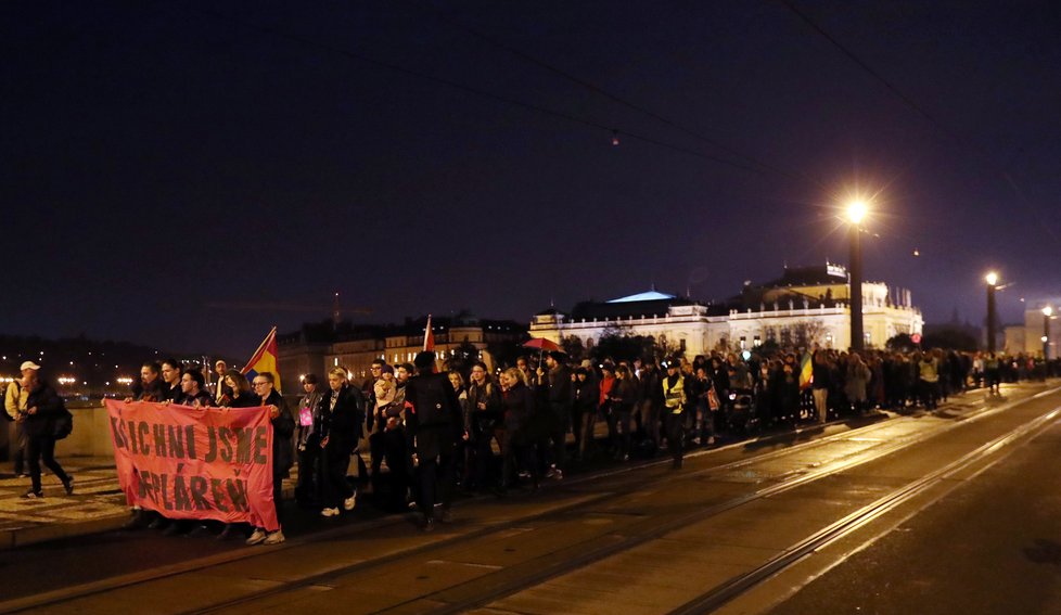 Stovky lidí v centru Prahy demonstrovaly za bezpečí pro členy LGBT+ komunity. Spouštěčem byla střelba u gay baru v Bratislavě.