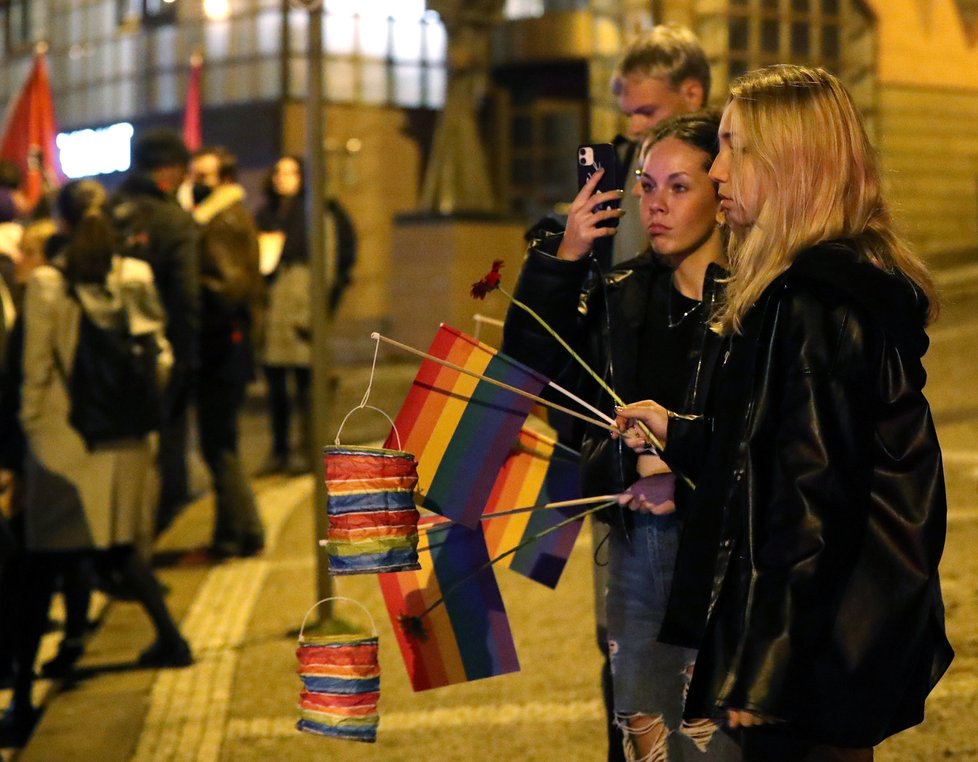 Stovky lidí v centru Prahy demonstrovaly za bezpečí pro členy LGBT+ komunity. Spouštěčem byla střelba u gay baru v Bratislavě. (21. říjen 2022)