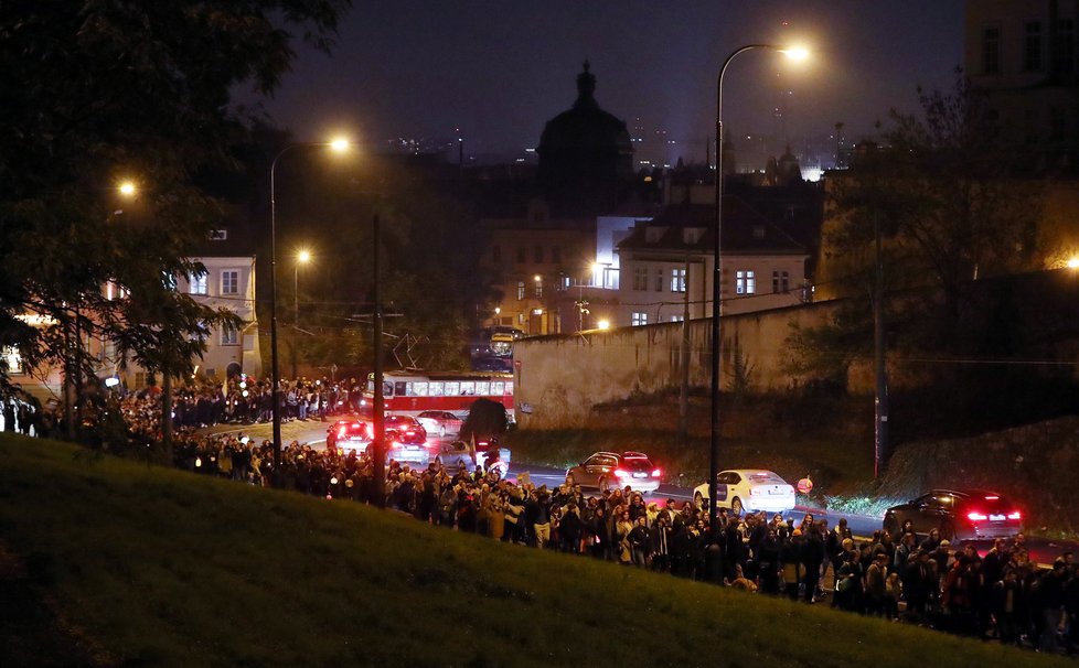 Stovky lidí v centru Prahy demonstrovaly za bezpečí pro členy LGBT+ komunity. Spouštěčem byla střelba u gay baru v Bratislavě. (21. říjen 2022)