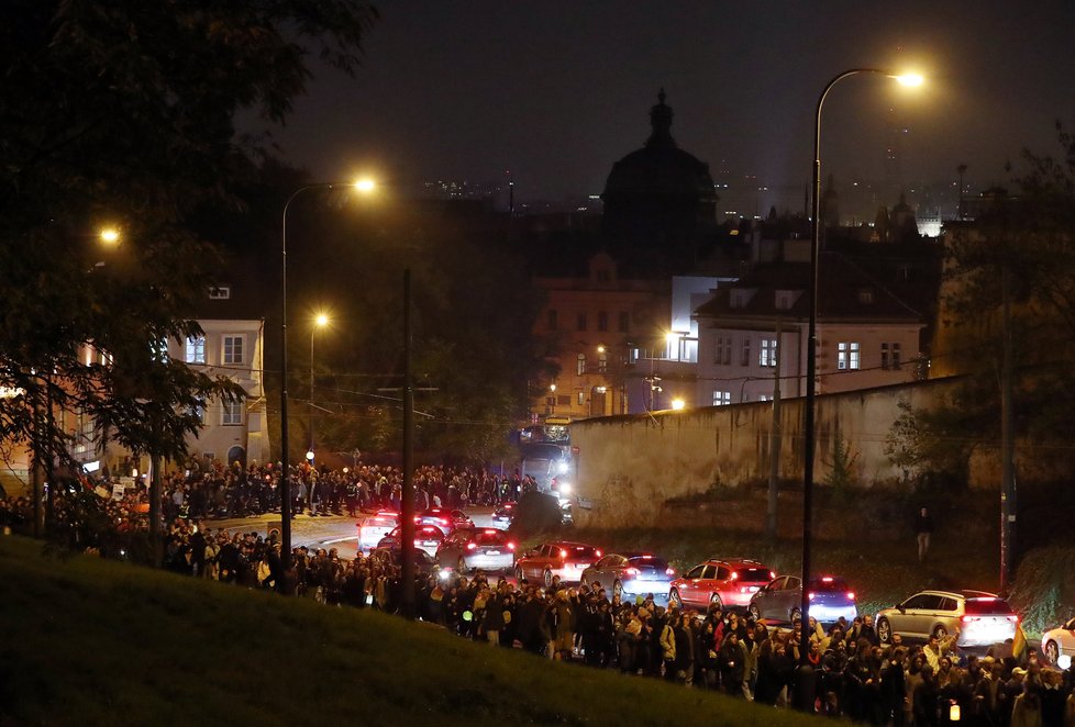 Stovky lidí v centru Prahy demonstrovaly za bezpečí pro členy LGBT+ komunity. Spouštěčem byla střelba u gay baru v Bratislavě.