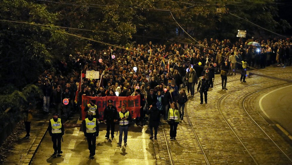 Stovky lidí v centru Prahy demonstrovaly za bezpečí pro členy LGBT+ komunity. Spouštěčem byla střelba u gay baru v Bratislavě. (21. říjen 2022)