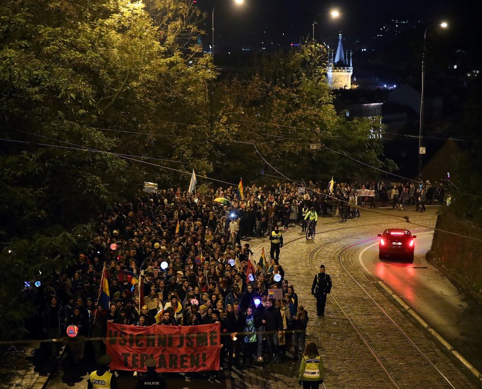 Stovky lidí v centru Prahy demonstrovaly za bezpečí pro členy LGBT+ komunity. Spouštěčem byla střelba u gay baru v Bratislavě. (21. říjen 2022)